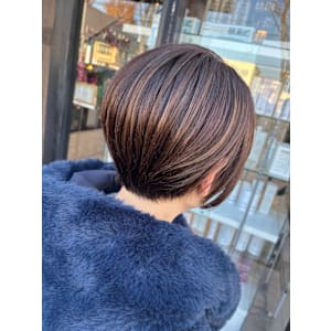 柔らかな丸みと立体感が魅力の上品ショートボブ