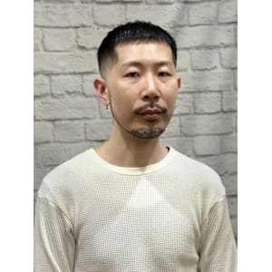 ミドルフェードクロップショート