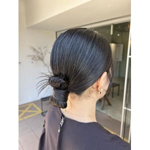 すっきりタイトな“まとめ髪”で上品さアップ