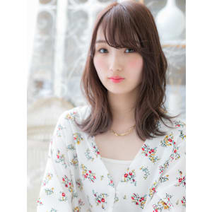 斜めバング大人かわいいくせ毛風くびれヘア　ミディアムレイヤー