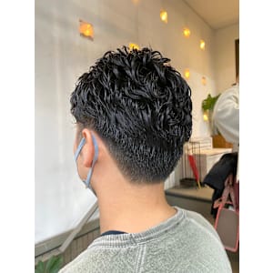 メンズパーマ・ツーブロ前髪上げスタイル