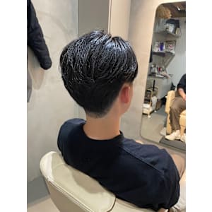 ツーブロック　センターパート　20代30代メンズショート　