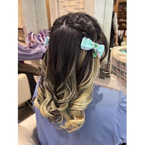 推し活にピッタリ☆編み込みハーフツインスタイル - VISAGE plus【ヴィサージュ プラス】【ヴィサージュ プラス】掲載中