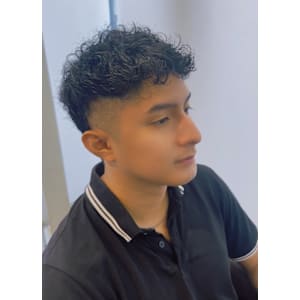 外国人風　クセ毛風パーマ　ヘアスタイル