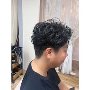 メンズ/黒髪ゆるパーマのナチュラルマッシュ