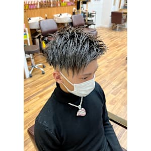 アップバングスキンフェードカット - hair studio Romeo【ロメオ】掲載中