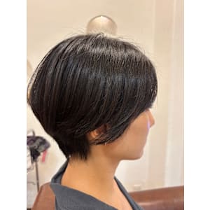 ユニセックスなショートレイヤースタイル