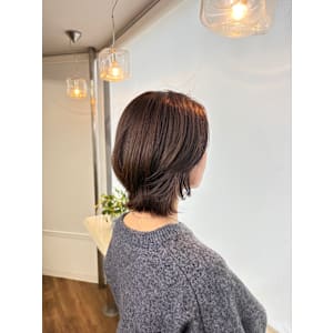 レイヤーでつくる軽やかくびれシルエット