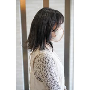 軽やかに揺れるエアリーミディ × 透明感ダークカラー