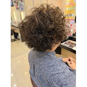 大人カーリーヘア　パーマメンズヘアカラーショートツーブロック - K:R鶴川【カールツルカワ】掲載中