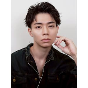 短髪メンズ×フェードカット×アップバング