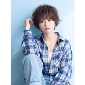 軽やかに揺れるショートボブレイヤー