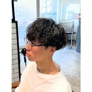 波巻きツイストスパイラル　ツーブロック　刈り上げ