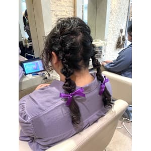 推し色リボンでかわいく！ツイン編みおろしアレンジ - VISAGE plus【ヴィサージュ プラス】【ヴィサージュ プラス】掲載中