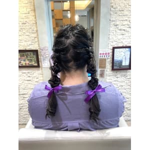 推し色リボンでかわいく！ツイン編みおろしアレンジ - VISAGE plus【ヴィサージュ プラス】【ヴィサージュ プラス】掲載中