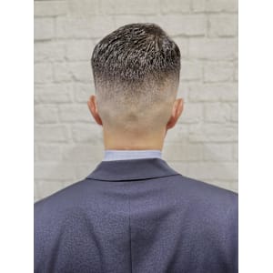 スキンフェードクラシカルサイドパート - グレイスフルバーバー プラチナム【グレイスフルバーバー プラチナム】掲載中