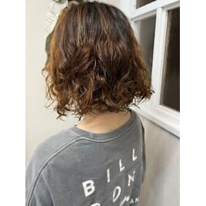 ショート パーマ ナチュラルベージュ ハイライト 30代 - teatro & limite by teatro【ティアトロ アンドリミテバイティアトロ】掲載中