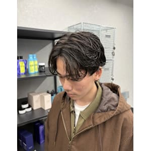 濡れ質感で魅せる“ニュアンスセンターパート”