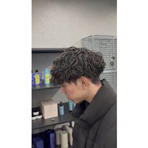  “強めカール × タイトサイド”で洒落感アップ - CØDE by KENJE【コードバイケンジ】掲載中