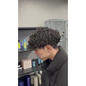  “強めカール × タイトサイド”で洒落感アップ - CØDE by KENJE【コードバイケンジ】掲載中