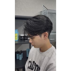 大人男子に人気！柔らか束感のセンターパート