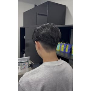 大人男子に人気！柔らか束感のセンターパート