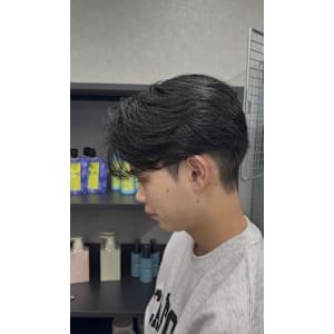 大人男子に人気！柔らか束感のセンターパート - CØDE by KENJE【コードバイケンジ】掲載中