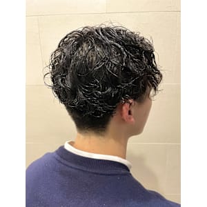 センターパート×強めスパイラルパーマ - グレイスフルバーバー プラチナム【グレイスフルバーバー プラチナム】掲載中