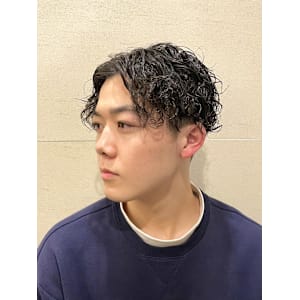 センターパート×強めスパイラルパーマ - グレイスフルバーバー プラチナム【グレイスフルバーバー プラチナム】掲載中