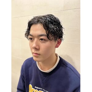 センターパート×強めスパイラルパーマ - グレイスフルバーバー プラチナム【グレイスフルバーバー プラチナム】掲載中