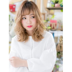 羽のような外国人風ふんわりフェザーウェーブ　マレットヘア