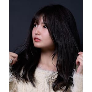 LuminaVeil｜冬の透明感×深みグレージュ×トレンド - UNE ATTACHE【アンアタッシュ】掲載中