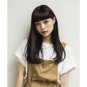 黒髪ぱっつん前髪　ロングスタイル 