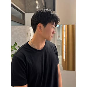 takumi/ダウンパーマ/センターパート/メンズカット - MOON by KENJE【ムーンバイケンジ】掲載中