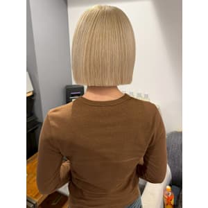 切りっぱなしボブ ストレート ブリーチ ハイトーンベージュ - CAPA  central 天神・大名店【キャパ セントラル テンジン ダイミョウテン】掲載中