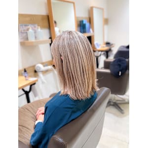 白髪ぼかし細めハイライト30代40代50代セミディ - Mira by KENJE【ミラバイケンジ】掲載中
