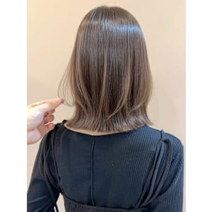 ダブルカラー ブリーチ ミルクティーベージュ 外ハネボブ