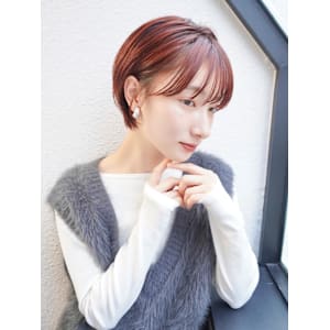 前髪あり耳掛けのショートヘアボルドーカラー - NATSUYA【ナツヤ】掲載中
