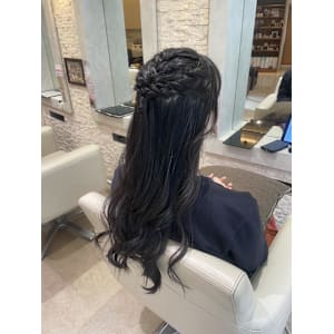 編み込みハーフアップで魅せる、大人上品アレンジ - VISAGE plus【ヴィサージュ プラス】【ヴィサージュ プラス】掲載中