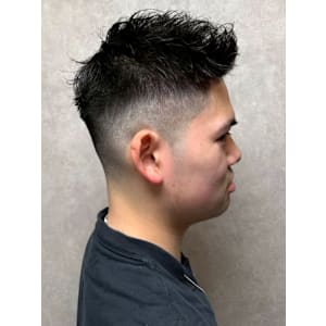 スキンフェード モヒカン ツイスパ 黒髪ショート カジュアル