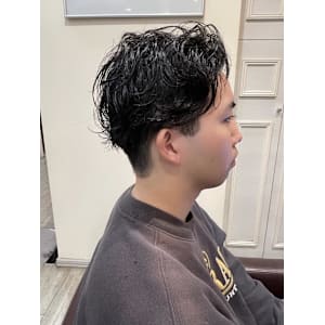 ウェット質感で魅せる大人メンズ・ニュアンスパーマ