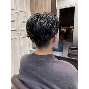 ウェット質感で魅せる大人メンズ・ニュアンスパーマ