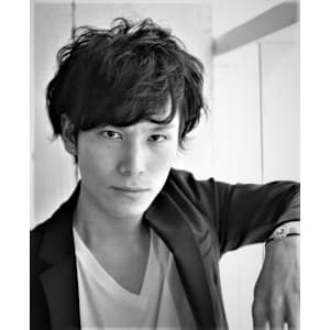 綾野剛　髪型　ワイルド＆ジェントルマンアシンメトリーパーマ - 髪質改善 完全完結型個室サロン people[  ] 勝どき 美容室NEW OPEN 12月1日【カミシツカイゼンカンゼンカンケツガタコシツサロン ピープルスペースカチドキ ビヨウシツ】掲載中