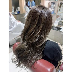 透明感が続く赤み消しオリーブグレージュ - EMU international 春日部本店【エムインターナショナル】掲載中