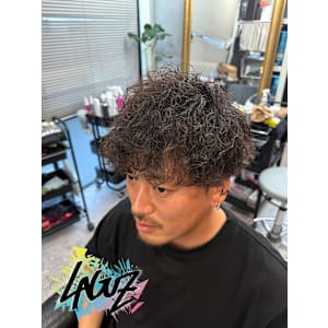 無造作に重なり合うカールが、呼吸するように動くパーマスタイル - LAGUZ 茅ヶ崎 髪質改善 ヘアアレンジ【ラグズ チガサキ カミシツカイゼン ヘアアレンジ】掲載中