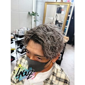 グレージュ × 波巻きニュアンスの大人メンズパーマ