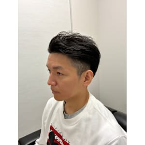 清潔感と爽やかさを両立したビジネススタイル