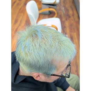 エミネム風ボウズ×2日間限定のシルバーヘア。