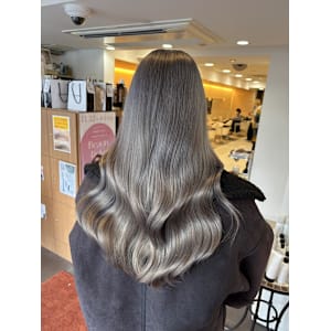 ブリーチダブルカラーホワイトベージュレイヤーカット - NYNY 桂店【ニューヨークニューヨーク カツラテン】掲載中