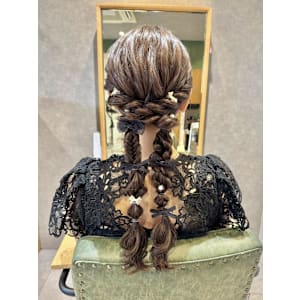 ツイン編み下ろしリボンヘア - 半個室型美容室 Sourire 春日店【ハンコシツガタビヨウシツ　スーリール　カスガテン】掲載中